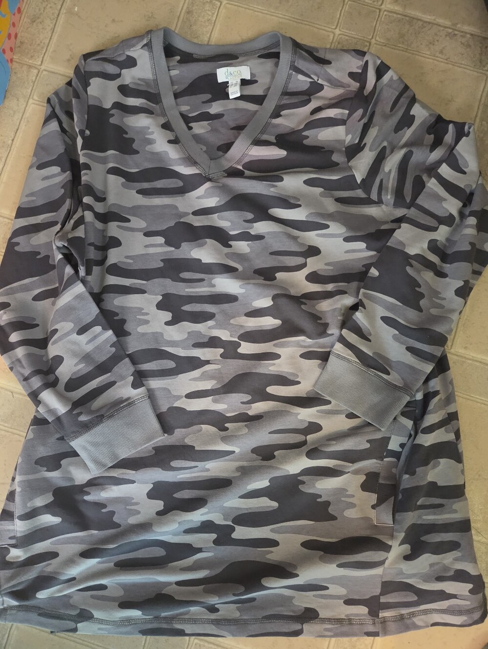 Womans Grey Camo V-Neck Long Sleeve Top - Unbranded
